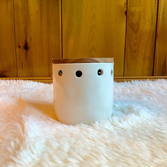 Rae Dunn NWT Ceramic Garlic Cellar - Picture 2 of 3